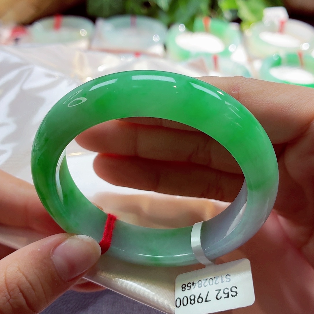 S***a翡翠未镶嵌手镯尾款