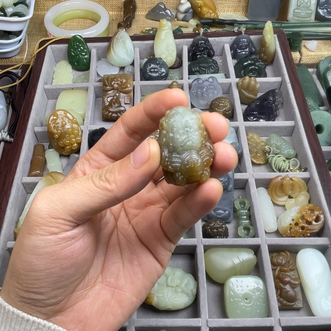 活****和田玉未镶嵌颈饰