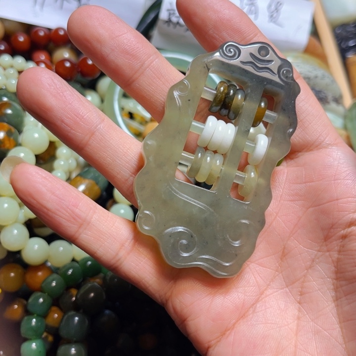 蛇纹石玉颈饰合金
