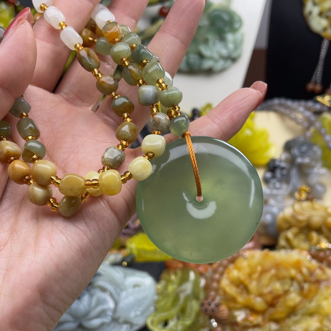 未镶嵌蛇纹石玉颈饰