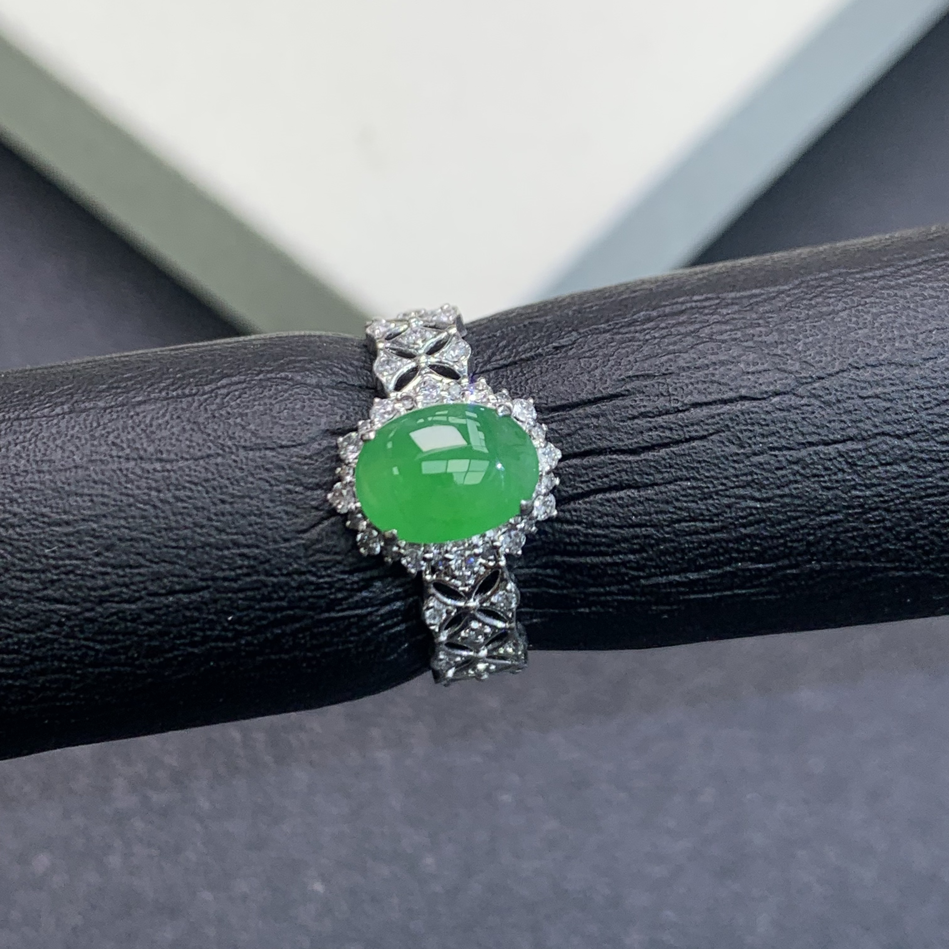 新品推荐·18K金冰绿蛋面缅A翡翠玉石戒指蕾丝设计款气质