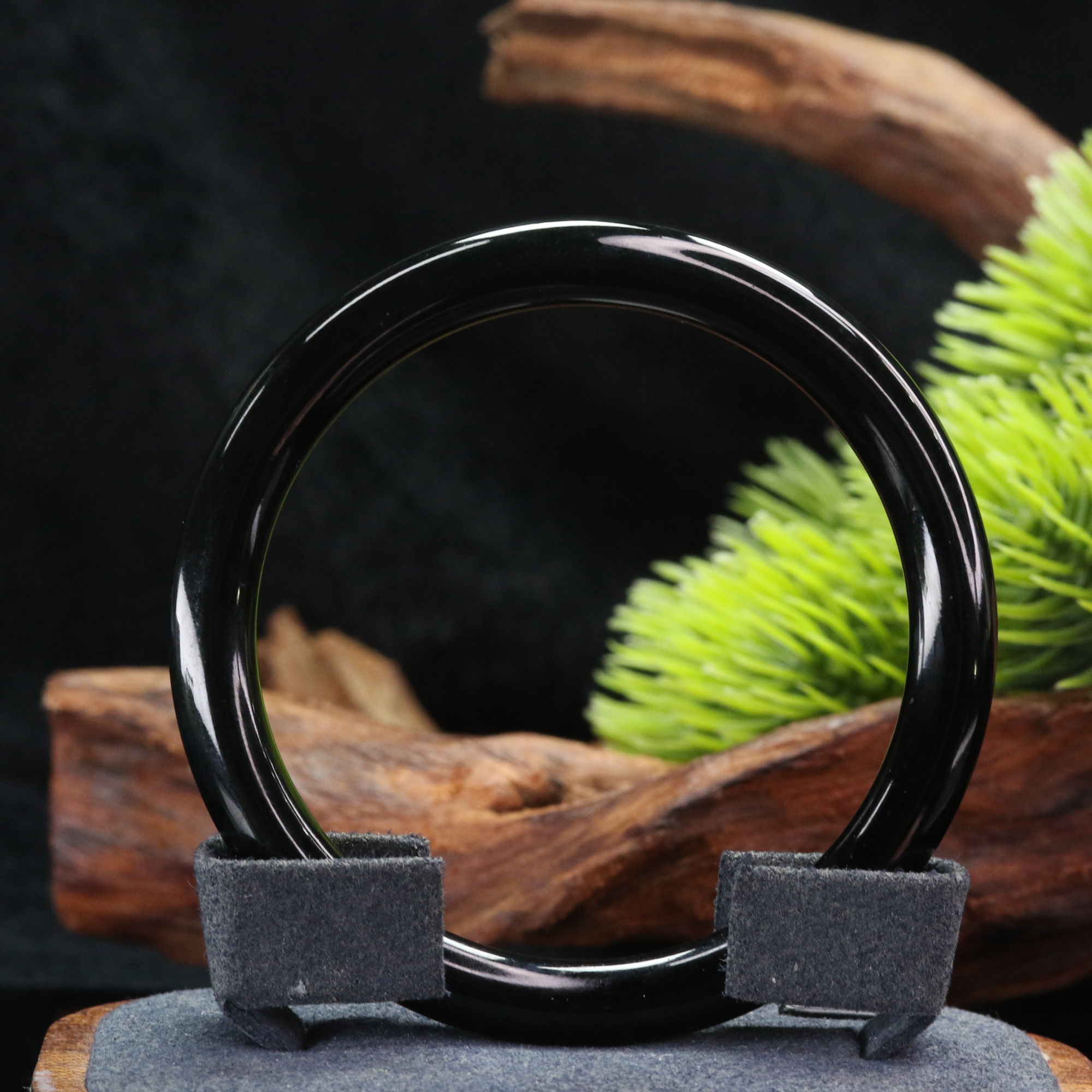 1和田玉黑青手镯58/800289北京中保拍卖