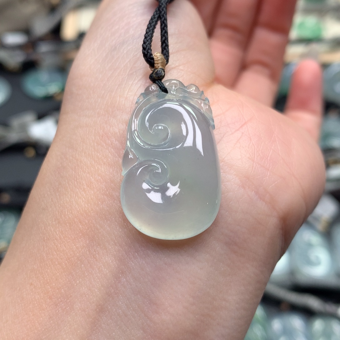 翡翠颈饰未镶嵌如意