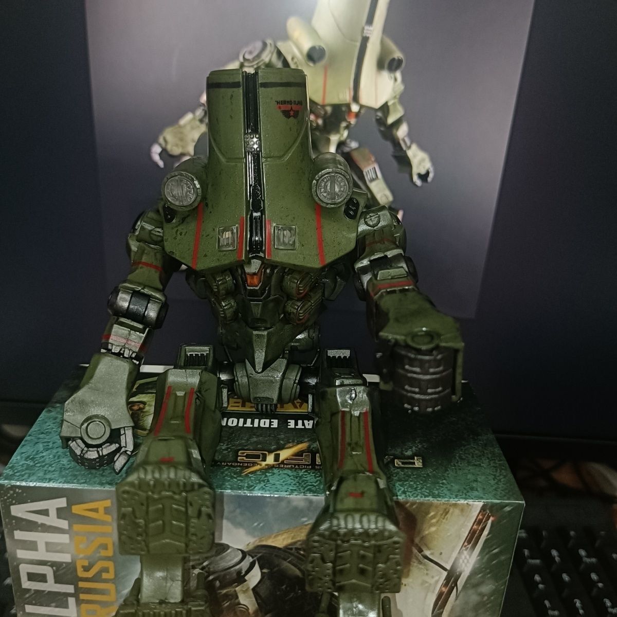 环太平洋切尔诺阿尔法机甲可动发光玩具