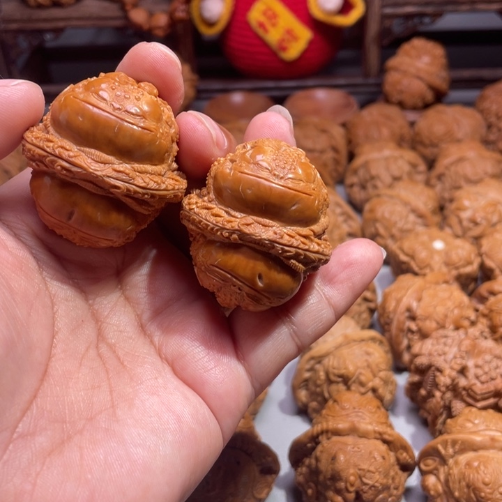 光**程元宝核桃雕刻的金蟾