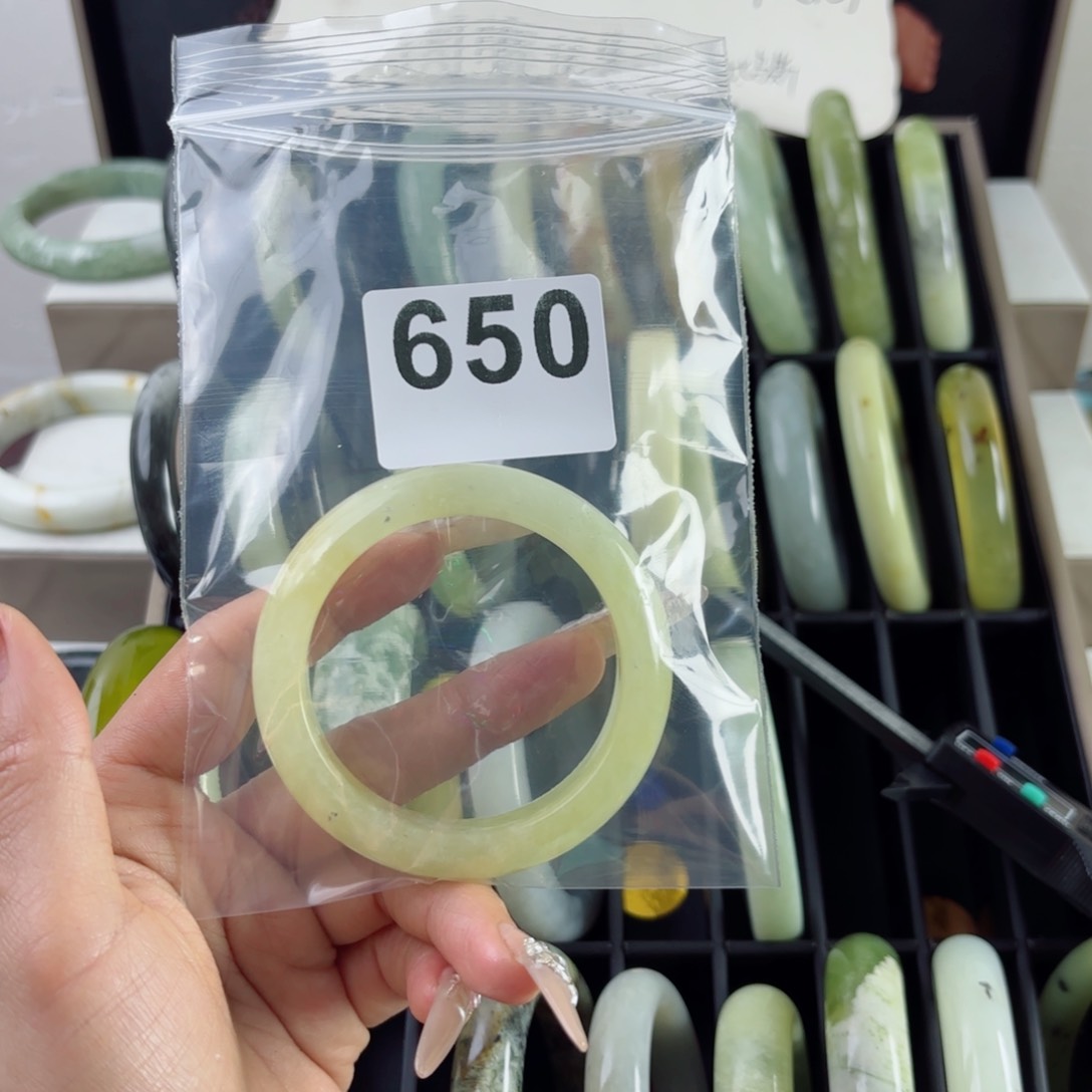 蛇纹石玉未镶嵌手镯?