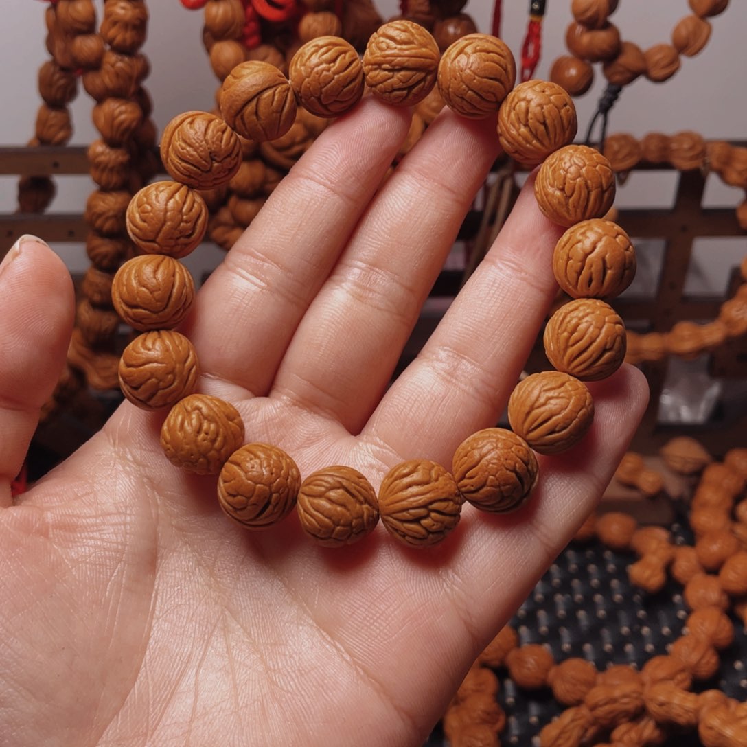 良***辰木质类龙纹桃枭手串