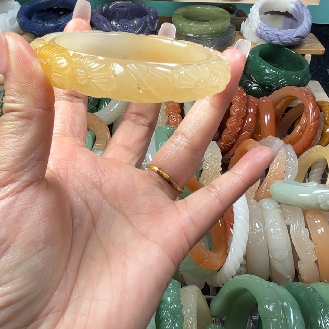 石英质玉未镶嵌雕花手镯