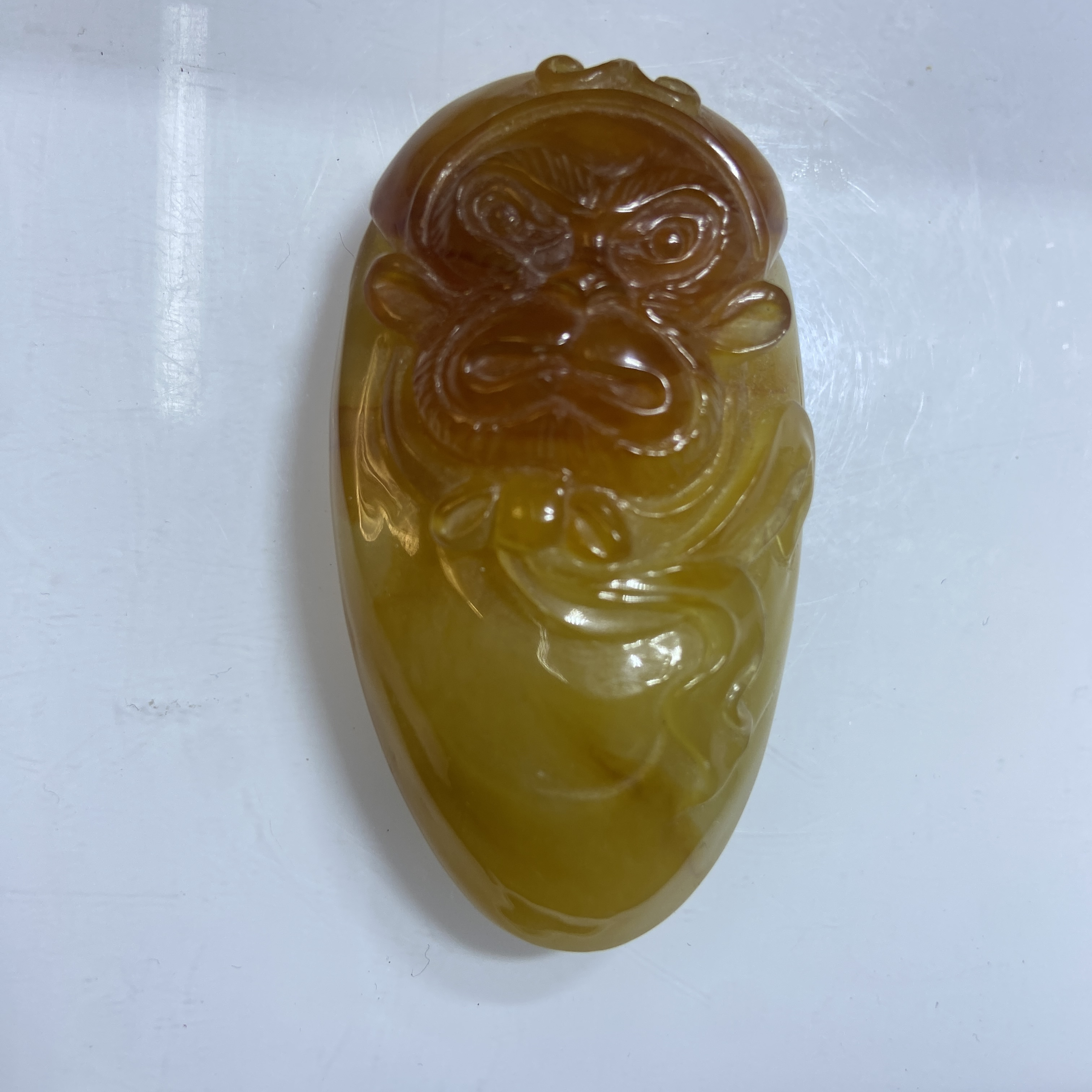 岫玉俏色巧雕花玉猴子属相孙悟空俏色巧雕花玉手把件吊坠