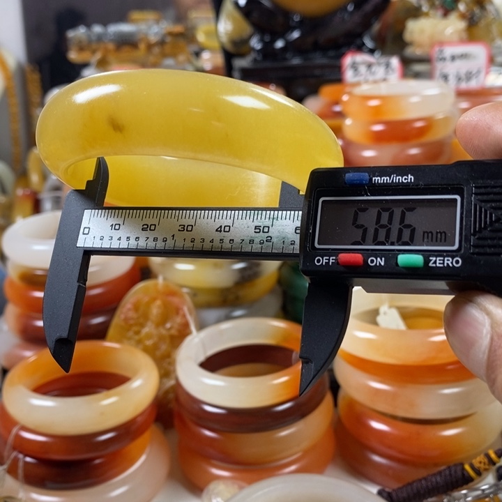 石英质玉（黄龙玉）颈饰合金