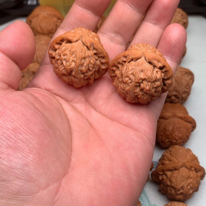 文玩核桃吊坠白狮子39