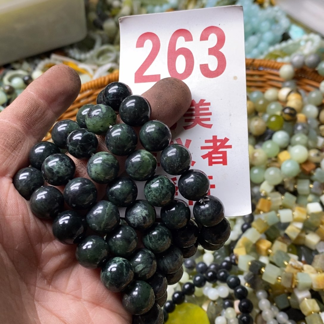 蛇纹石玉挂坠未镶嵌