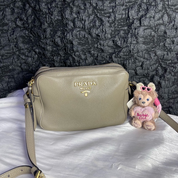 95新 Prada/普拉达 普拉达水泥色相机包斜挎包