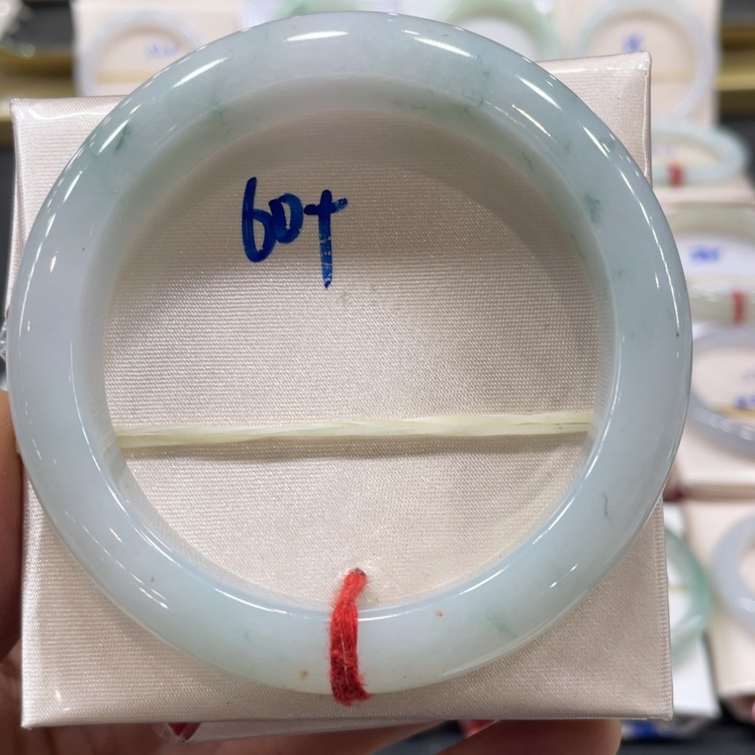 翡翠手镯未镶嵌翡翠手镯