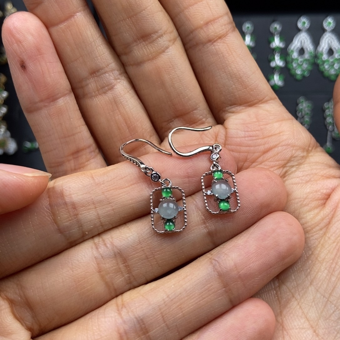 鸿***宏翡翠银S925镶嵌耳饰