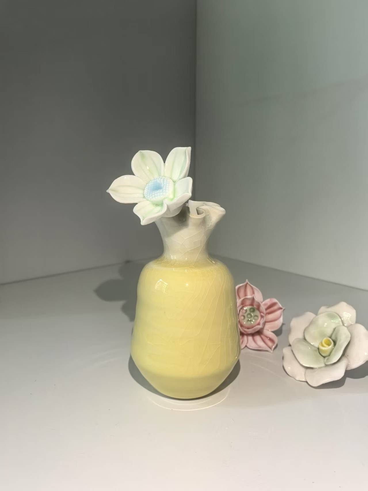 景德镇手工釉面花口小花瓶