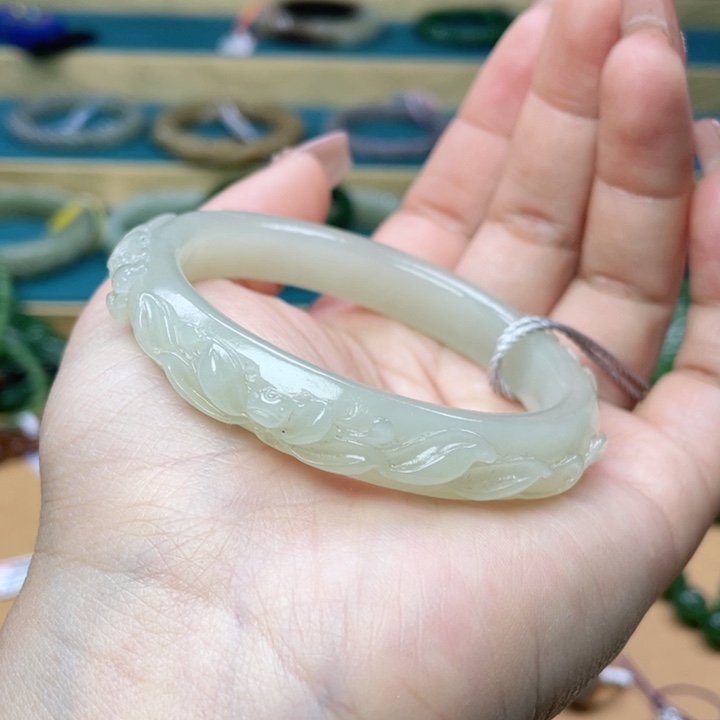 和田玉手镯55圈口。编号23未镶嵌