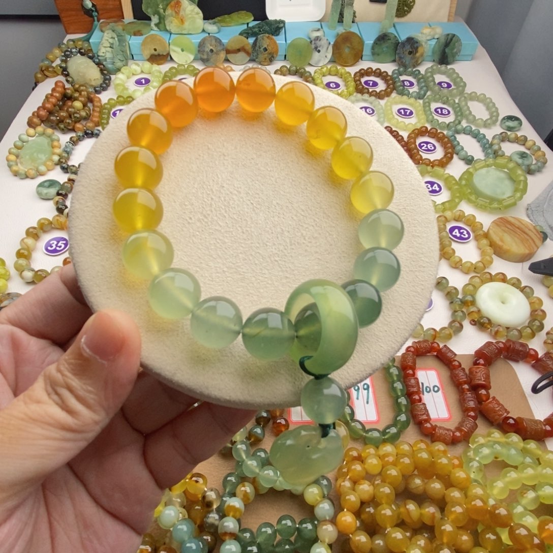 崔***.蛇纹石玉未镶嵌手串