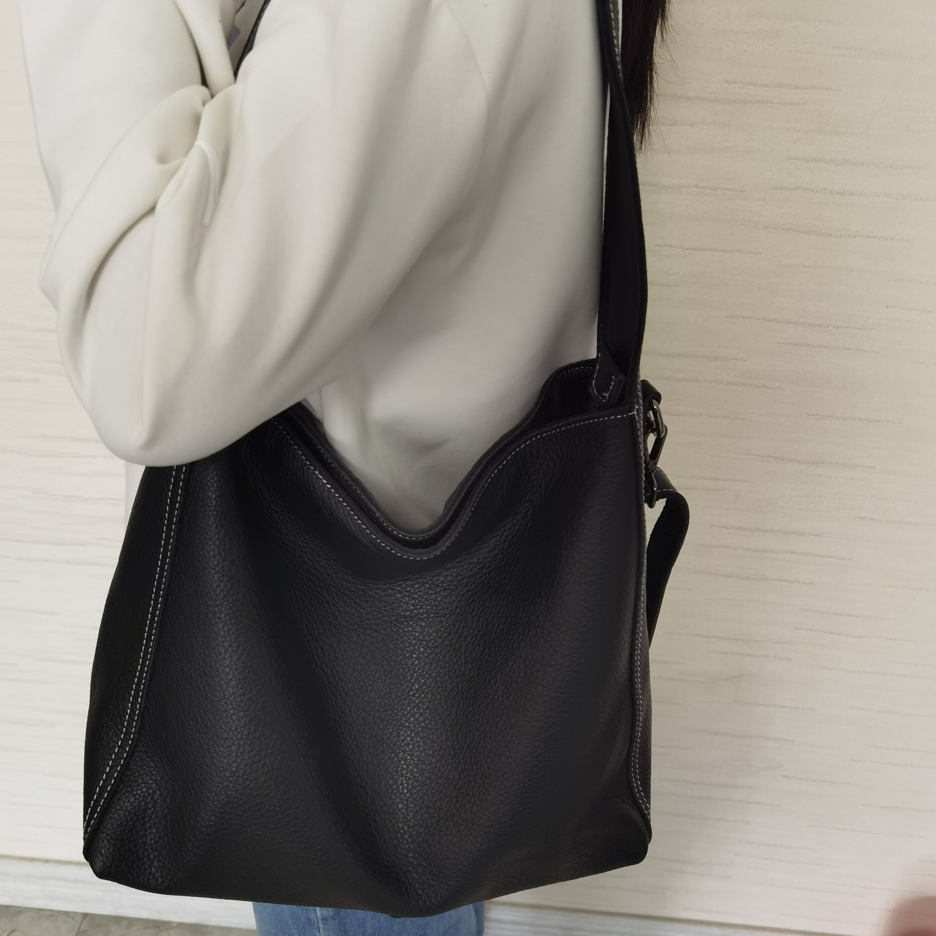 2025秋冬款单肩斜挎宽肩带头层牛皮女包后贴兜拉链款休闲慵懒风