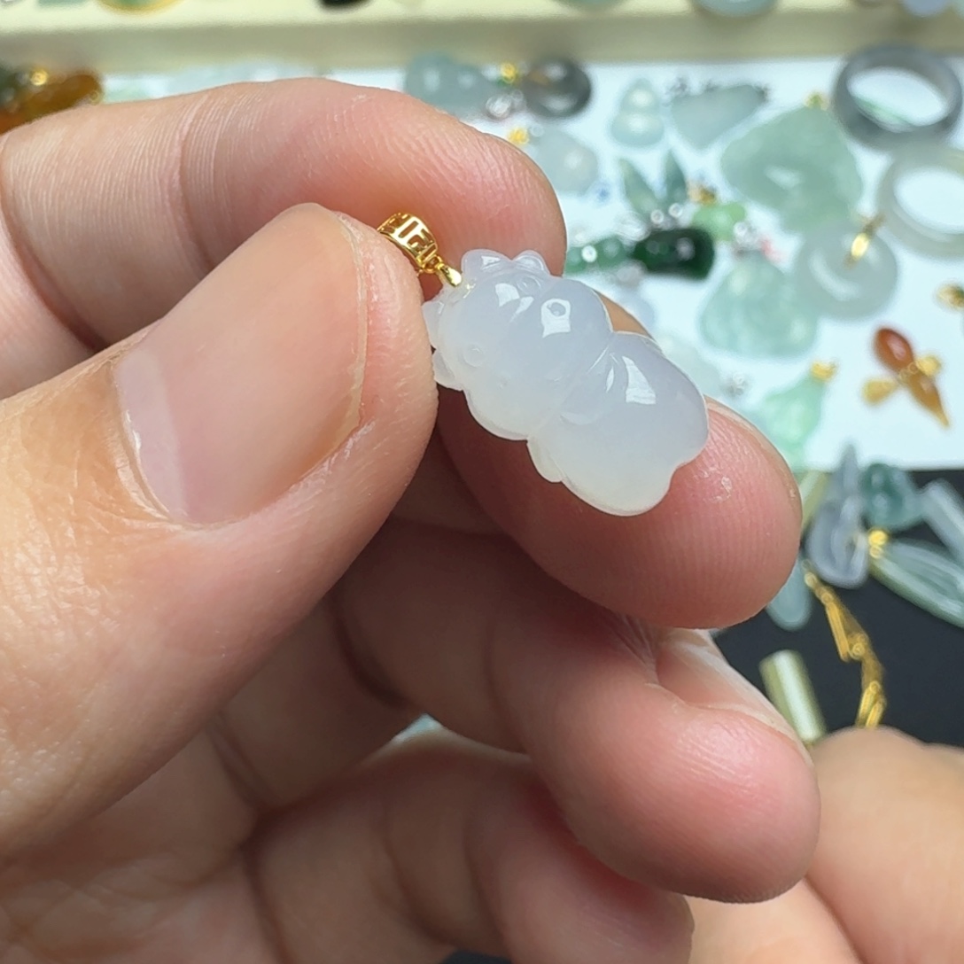 翡翠18K金镶嵌颈饰小牛