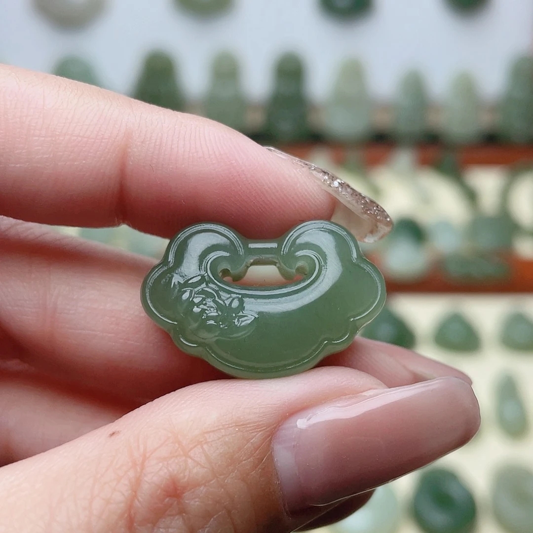 天然和田玉祥云锁锁骨吊坠（卡25㎜左右）