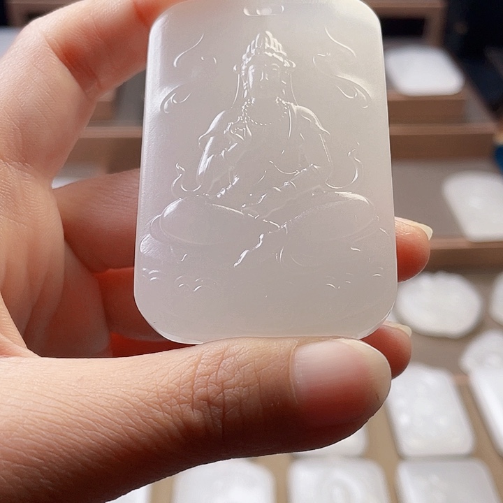 石英质玉（金丝玉）颈饰未镶嵌自*新疆金丝玉双面雕刻