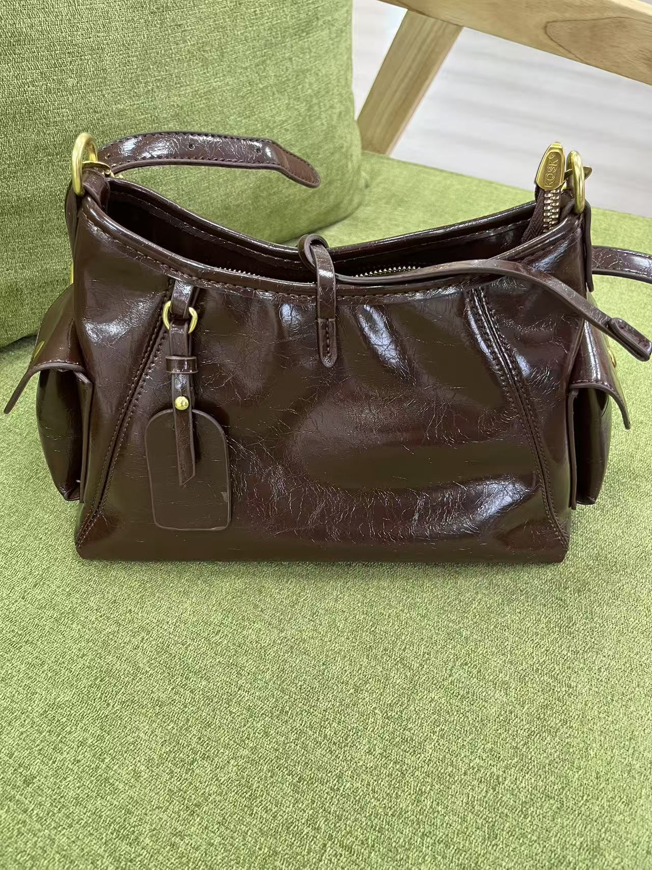 大容量防刮一体款斜挎包百搭棕色压纹褶皱单肩斜挎包