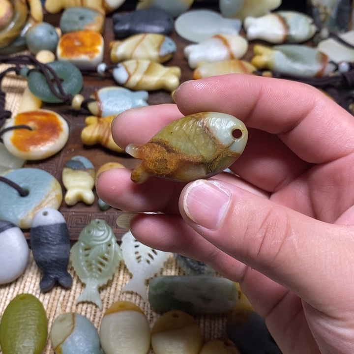 蛇纹石玉未镶嵌颈饰