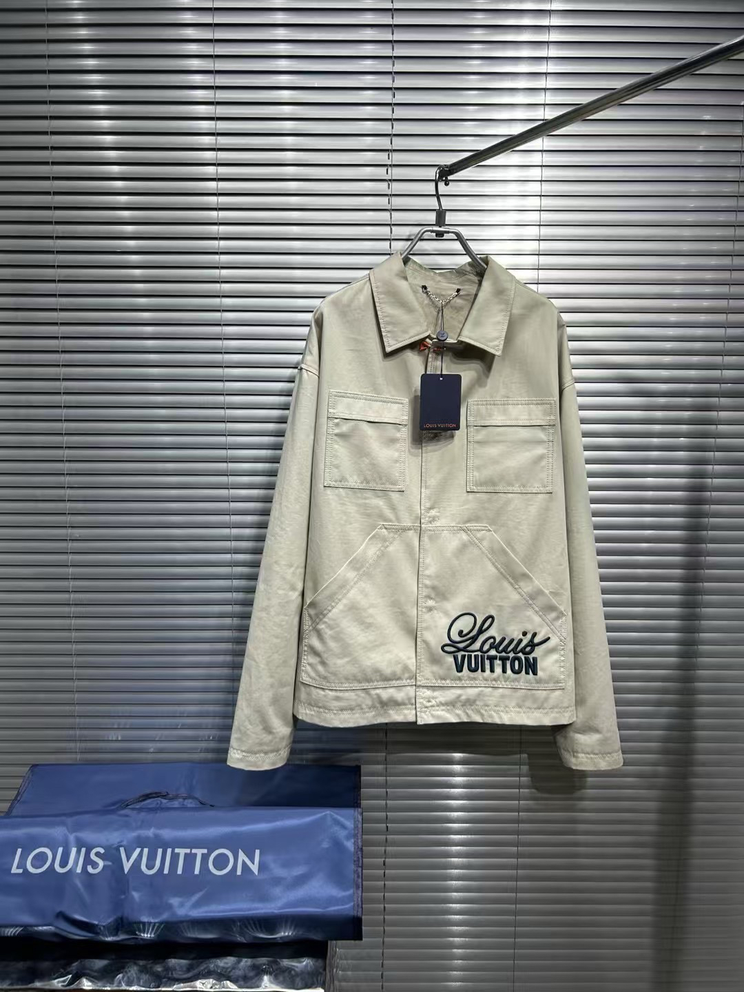 LouisVuitton爆款刺绣字母卡其色米色夹克/46码/全新