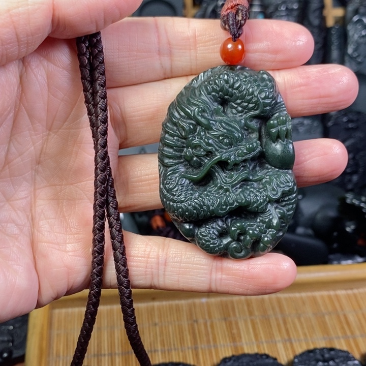 颈饰未镶嵌和田玉（青玉）