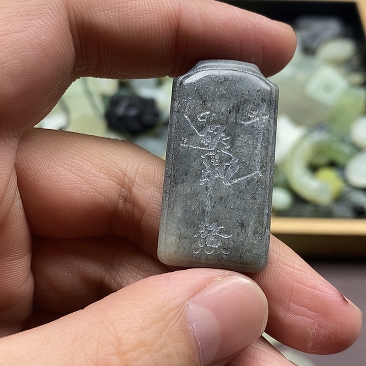 蛇纹石玉未镶嵌颈饰