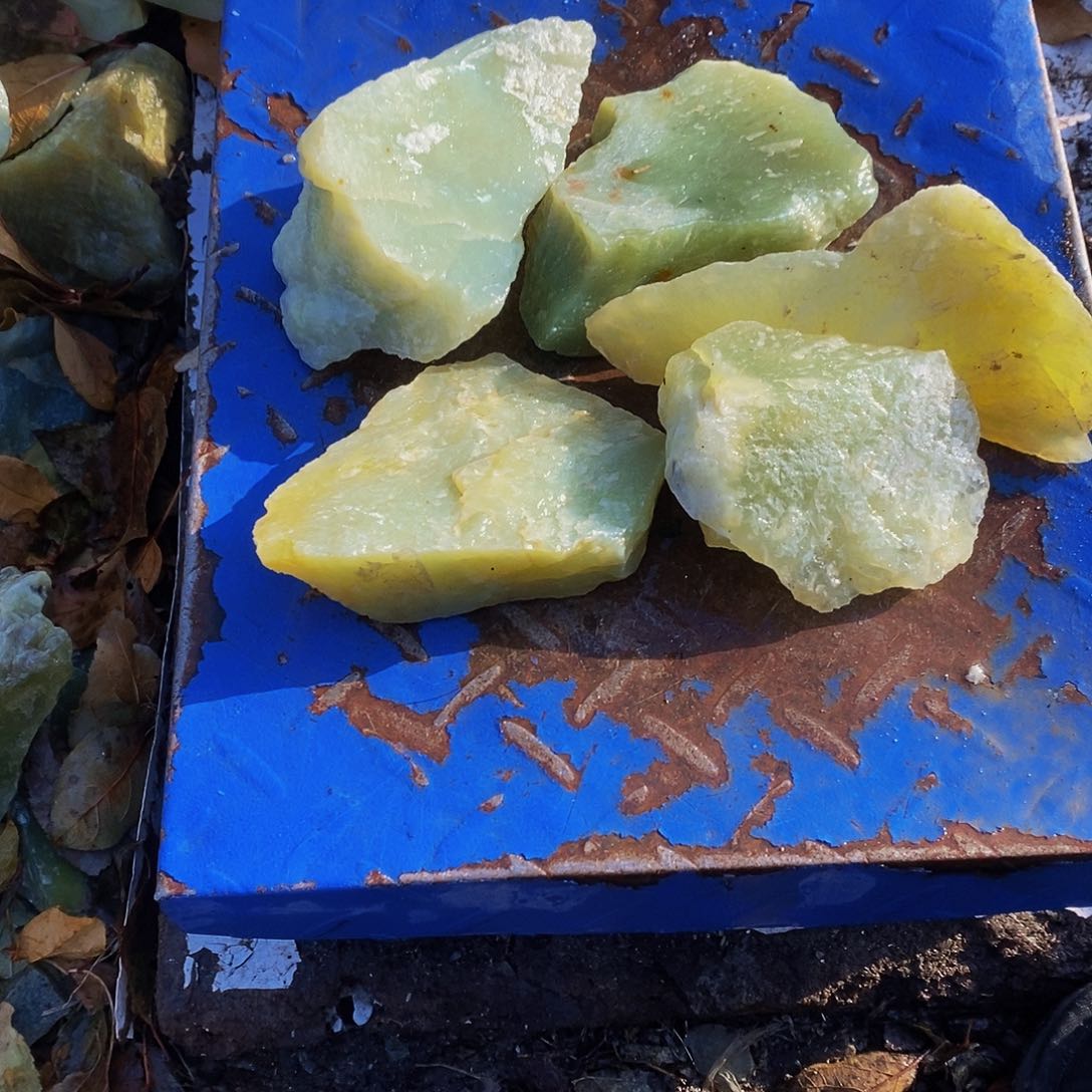 未镶嵌蛇纹石玉珠宝奇石