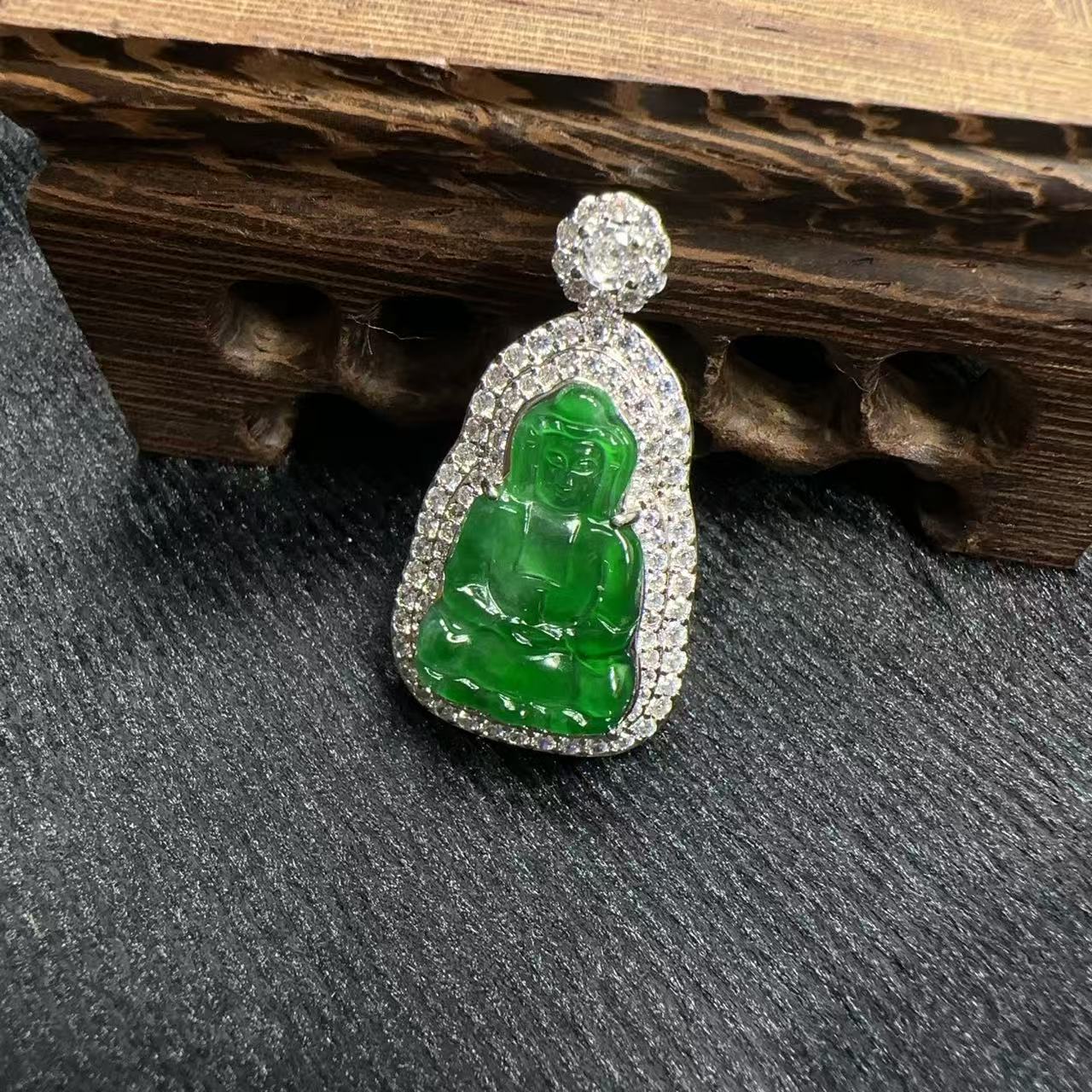 天然A货翡翠CC1绿观音吊坠多样性发其一