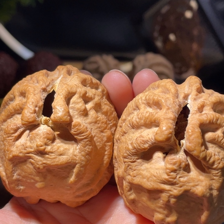 文玩核桃吊坠鬼脸核桃50