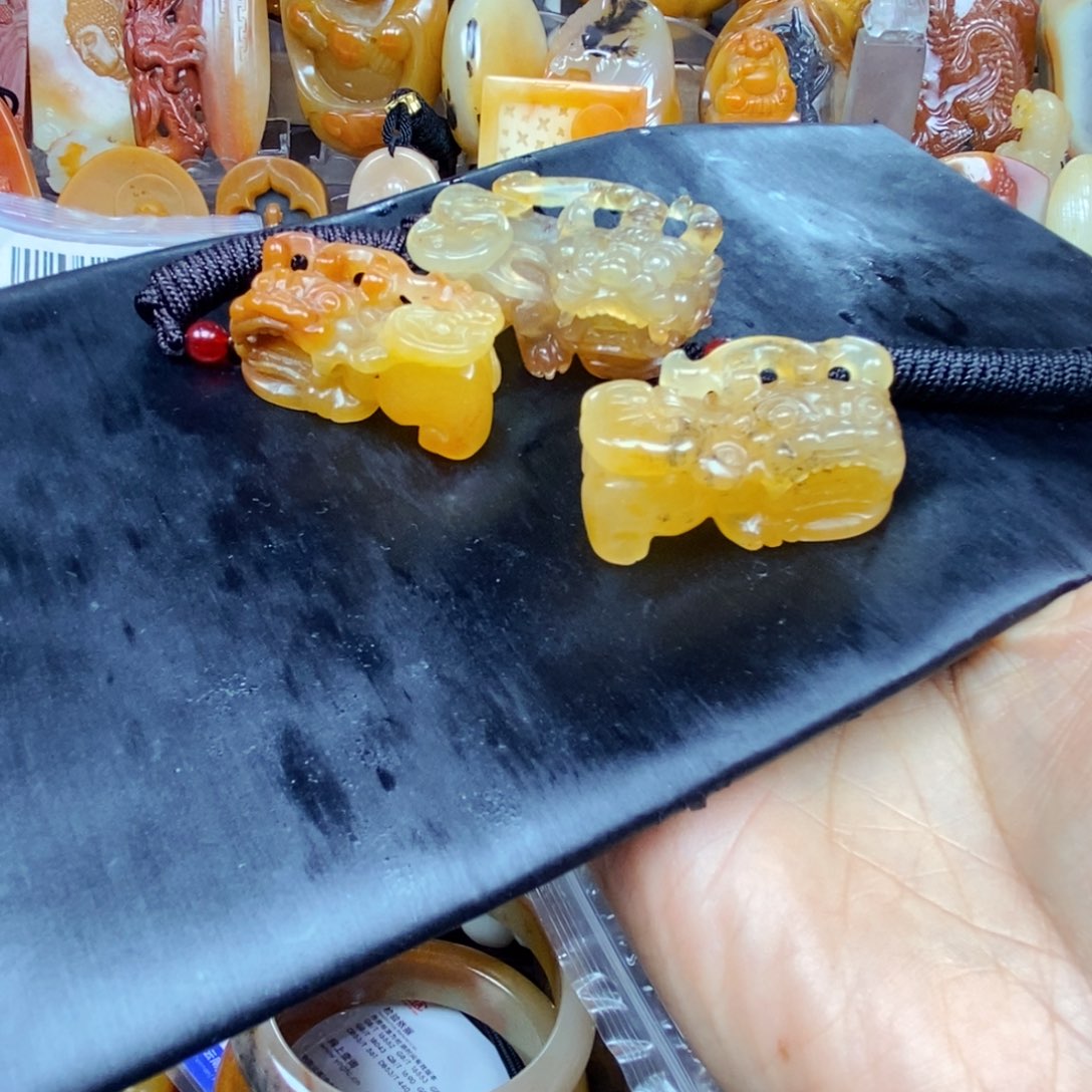 石英质玉（黄龙玉）颈饰未镶嵌
