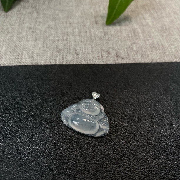 天然的缅甸翡翠A货白冰佛