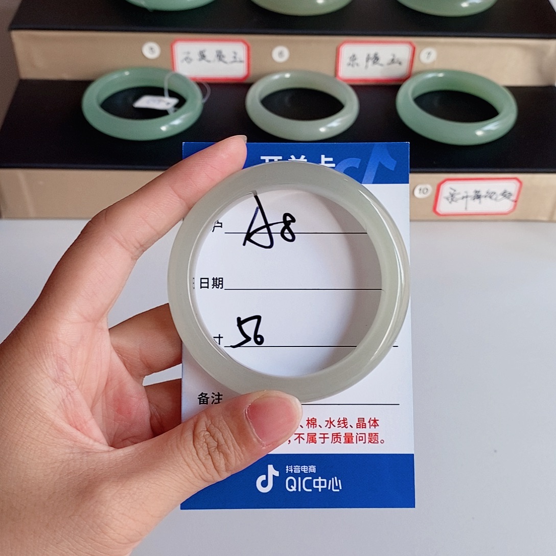椿***圆未镶嵌手镯石英质玉