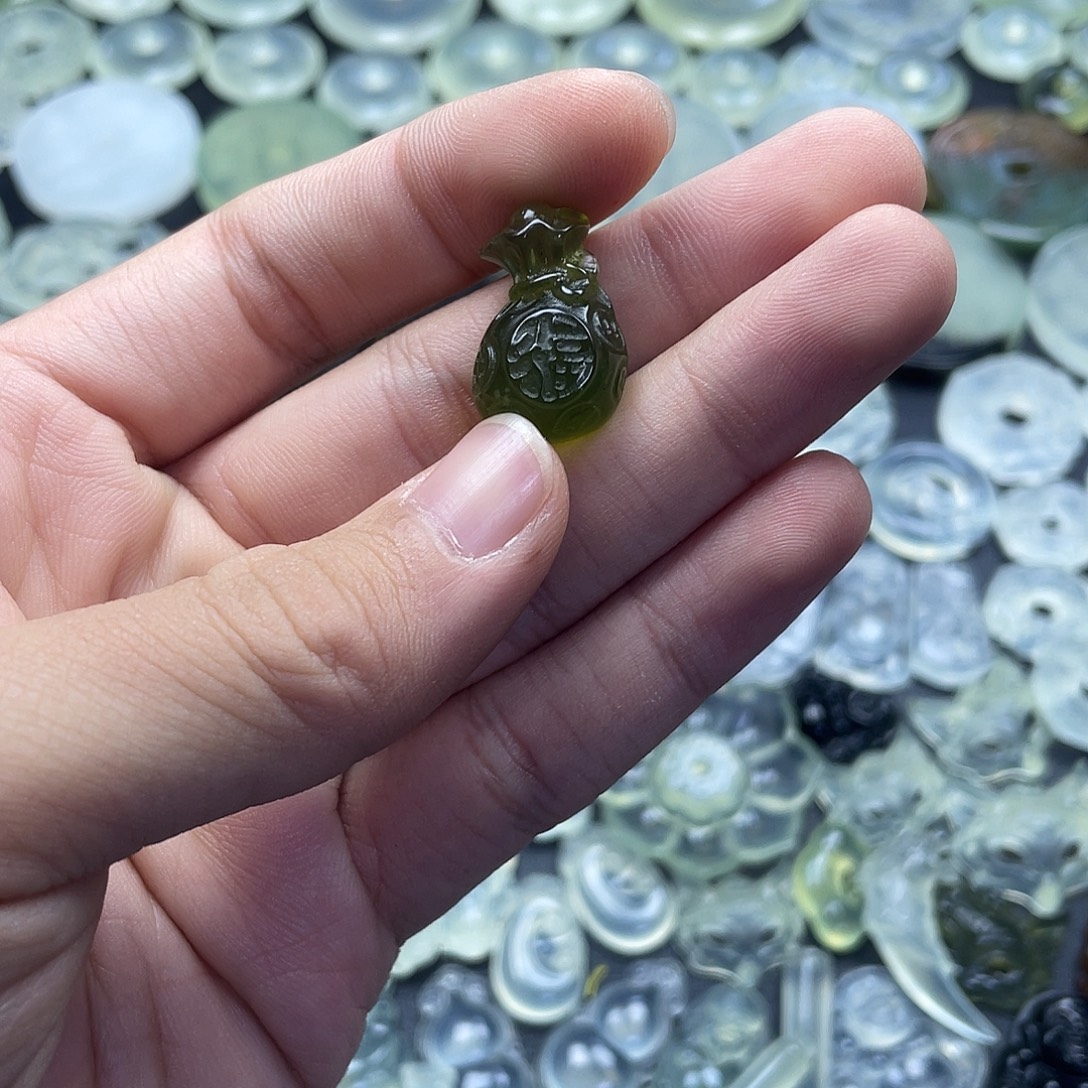 岫玉未镶嵌颈饰福袋