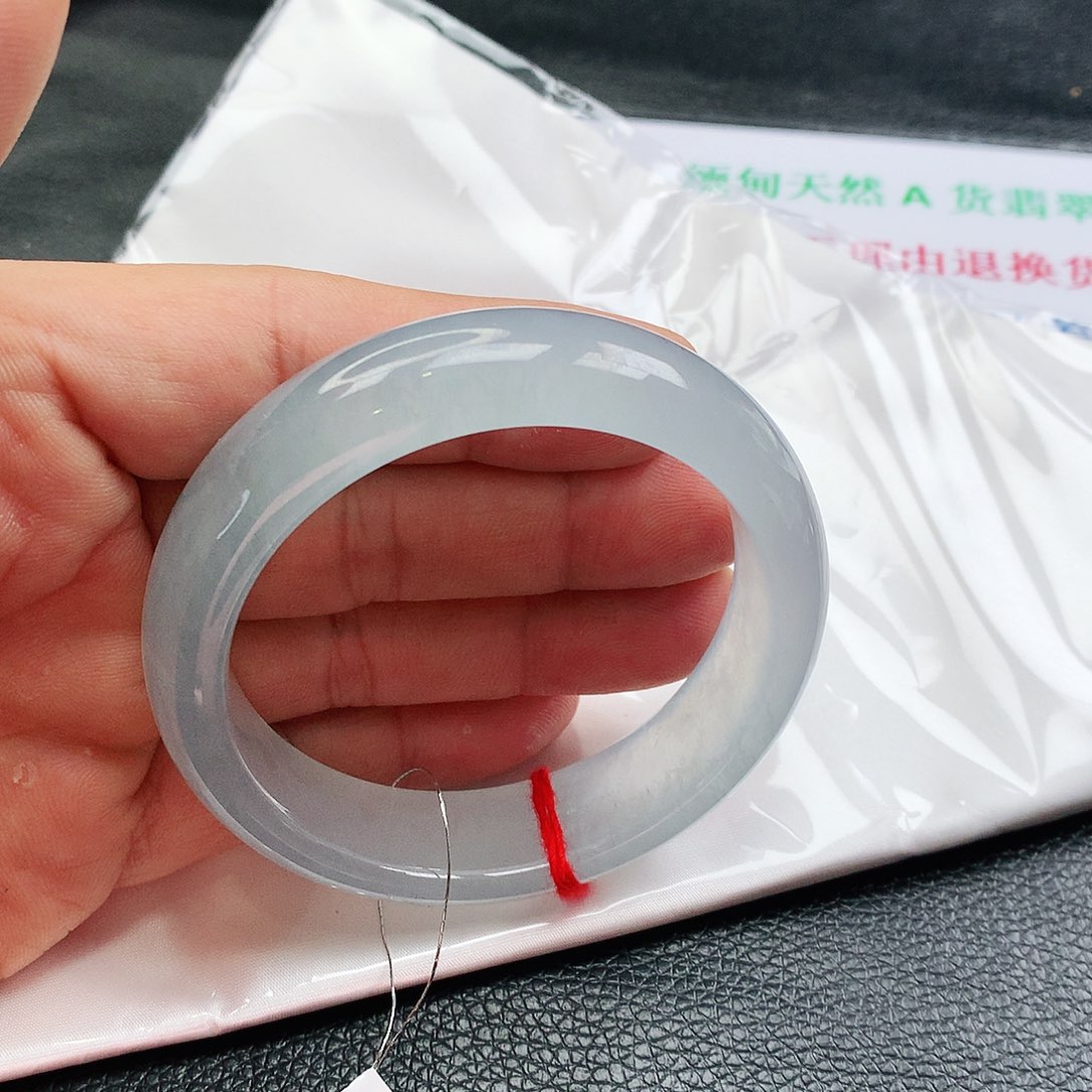 翡翠手镯未镶嵌不****士天然翡翠手镯