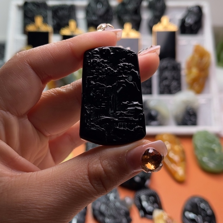 蛇纹石玉颈饰未镶嵌