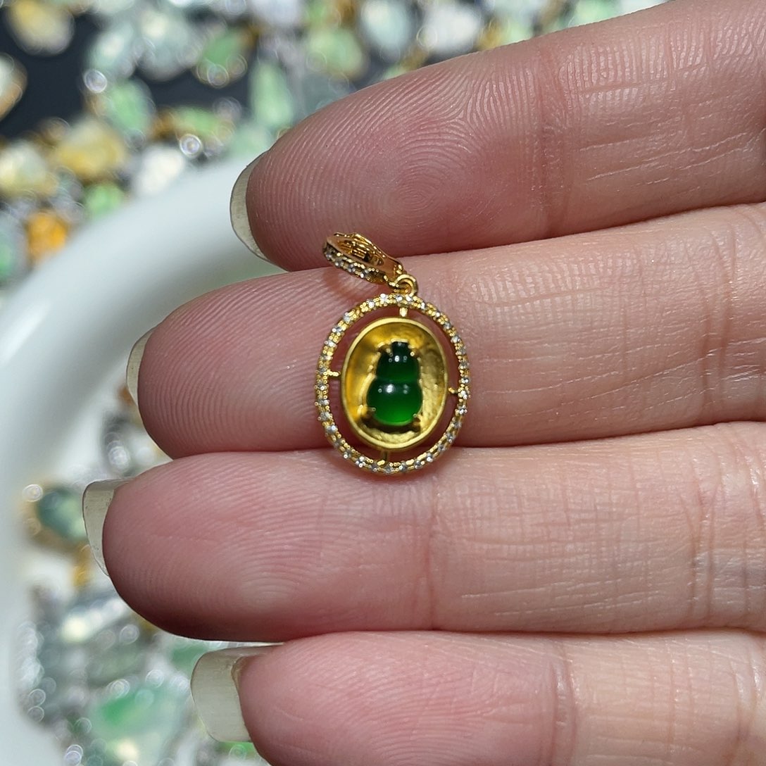 翡翠颈饰18K金镶嵌樱****?天然翡翠18kA货