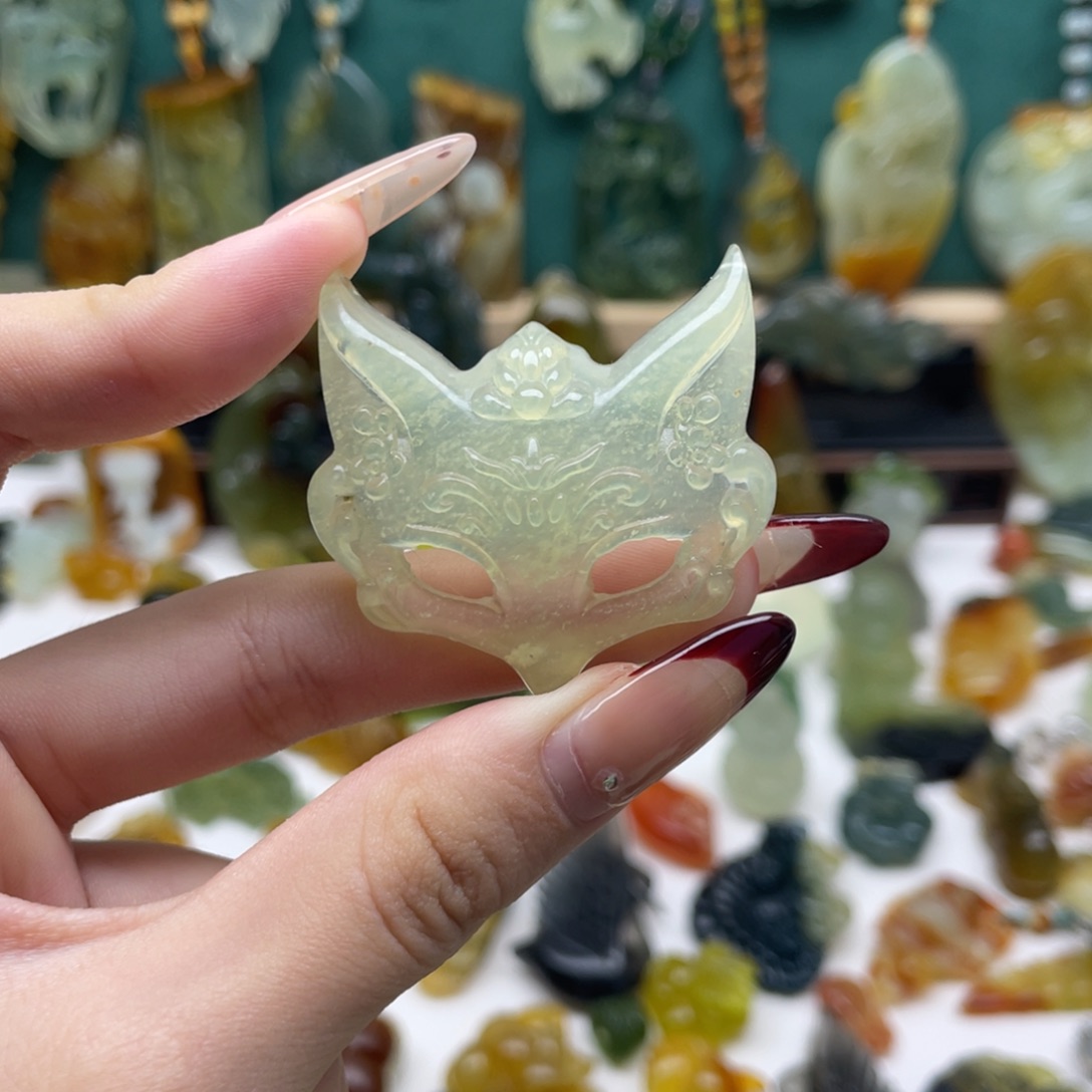 蛇纹石玉颈饰未镶嵌