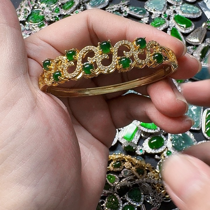 翡翠颈饰未镶嵌天然A货翡翠放漏