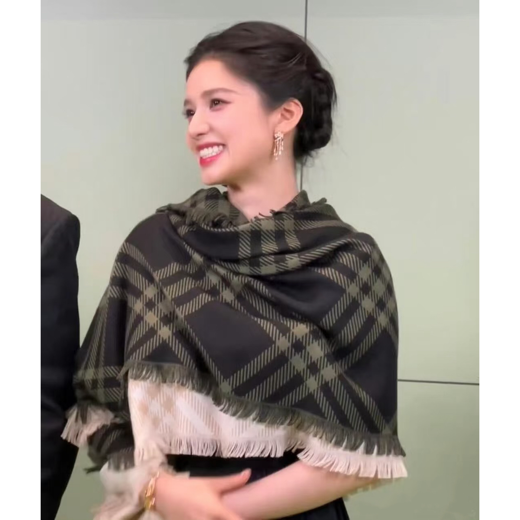 张婧仪同款仿羊绒围巾女黑色复古双面羊毛保暖披肩格纹流苏围脖冬