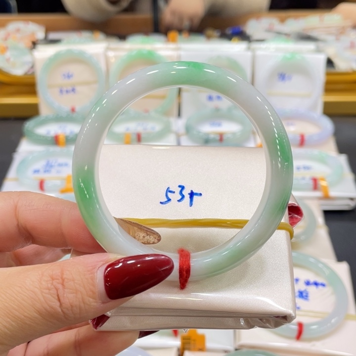 翡翠手镯未镶嵌翡翠