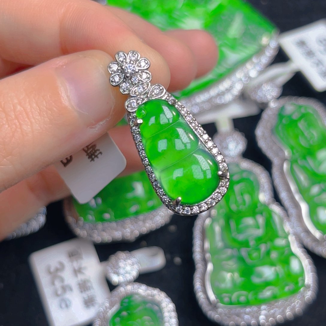 翡翠未镶嵌颈饰福豆