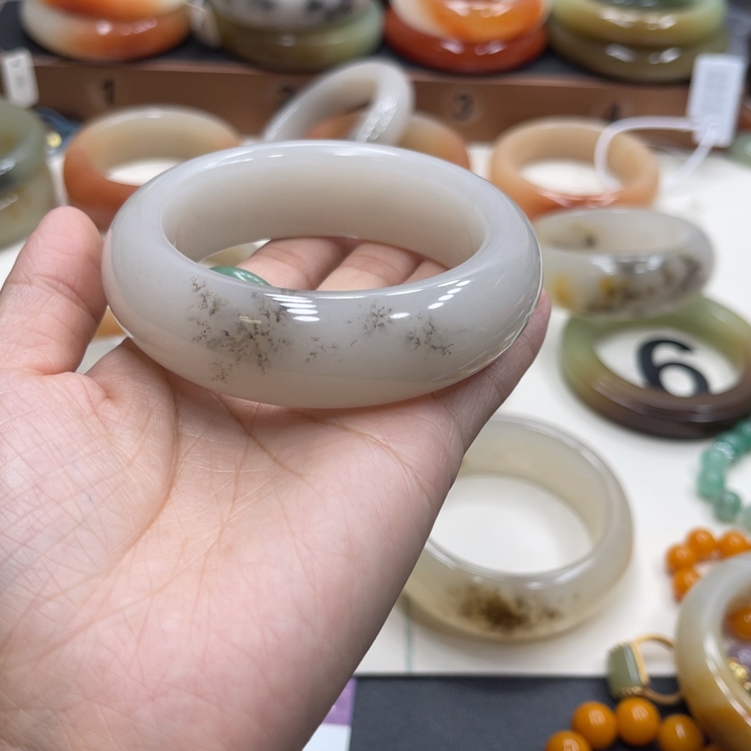 李***姐石英岩玉未镶嵌珠宝奇石