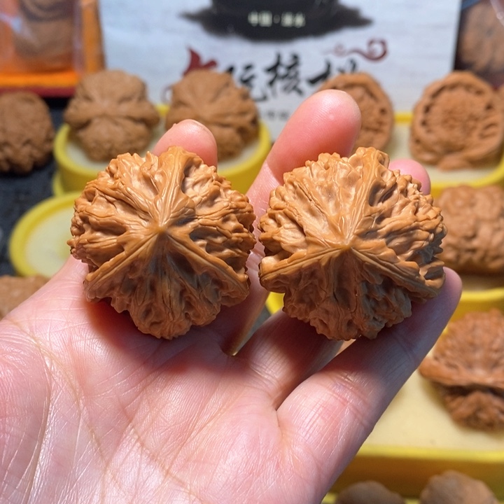 文玩核桃把件三棱。   39