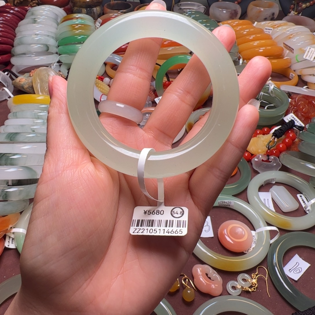 玲****石英岩玉未镶嵌手镯