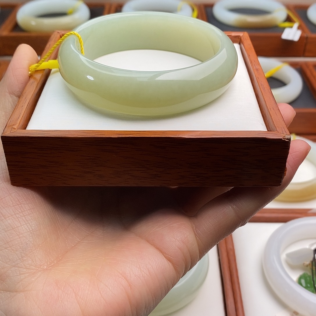 和田玉精品女士手镯未镶嵌